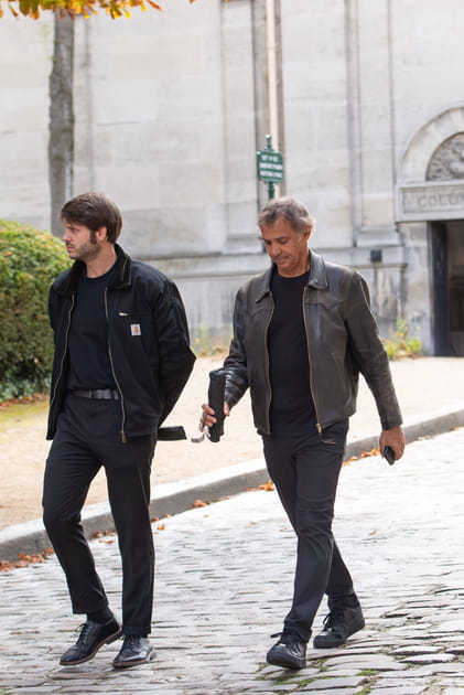Paul Belmondo arrive à l'église avec son fils Alessandro Belmondo
