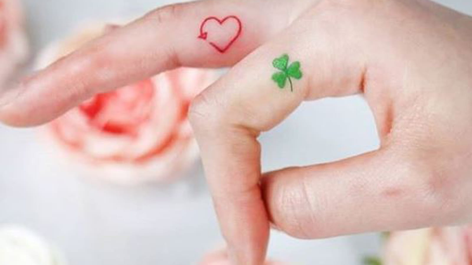 Coeur rouge sur le doigt