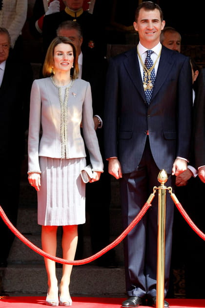 Letizia d'Espagne en veste grise aux d&eacute;tails&nbsp;dor&eacute;s et jupe droite &agrave; plis grise