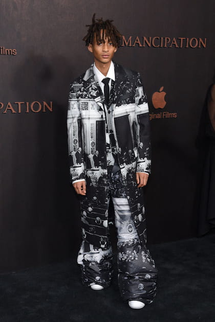 Jaden Smith en ensemble noir et blanc imprim&eacute;