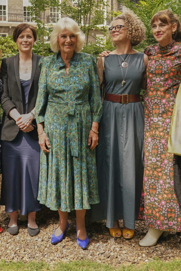 Dans sa robe verte fleurie, la reine Camilla est extrêmement coquette