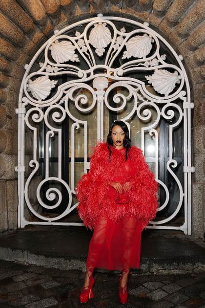 Shay en total look rouge au d&eacute;fil&eacute; Maison Margiela haute couture printemps-&eacute;t&eacute; 2024