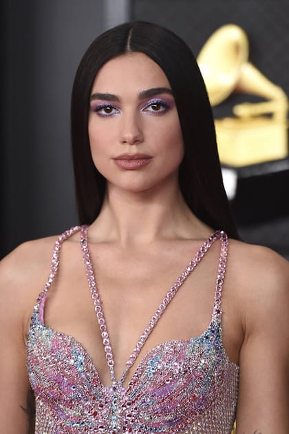 Les paupi&egrave;res iridescentes de Dua Lipa