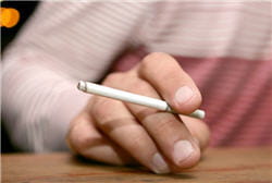 en fragilisant les parois des artères, le tabac augmente le risque de rupture