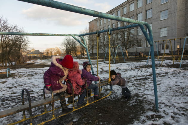 Des enfants jouent dans leur cour d'école