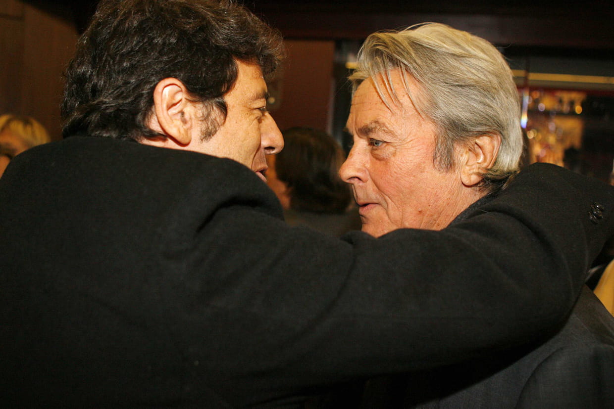 Accolade chaleureuse avec Alain Delon en 2008