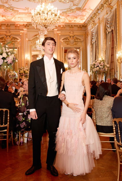 Oona Finch, petite-fille d'un acteur oscarisé, brille avec Comte Ascanio di Carpegna Brivio