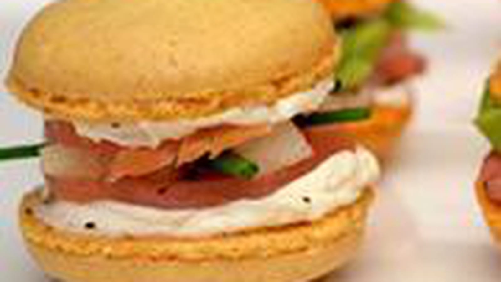 Macarons apéritifs au curry, saumon fumé, pommes, avocat et crevettes grises