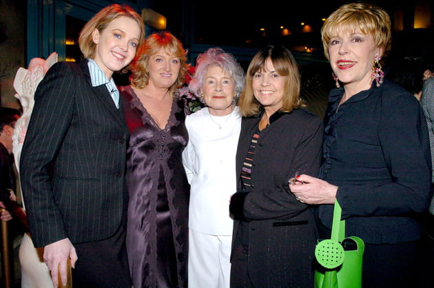 Claude Sarraute, aux côtés d'Agnès Soral, Charlotte de Turckheim, Chantal Goya et Sylvie Joly en 2004