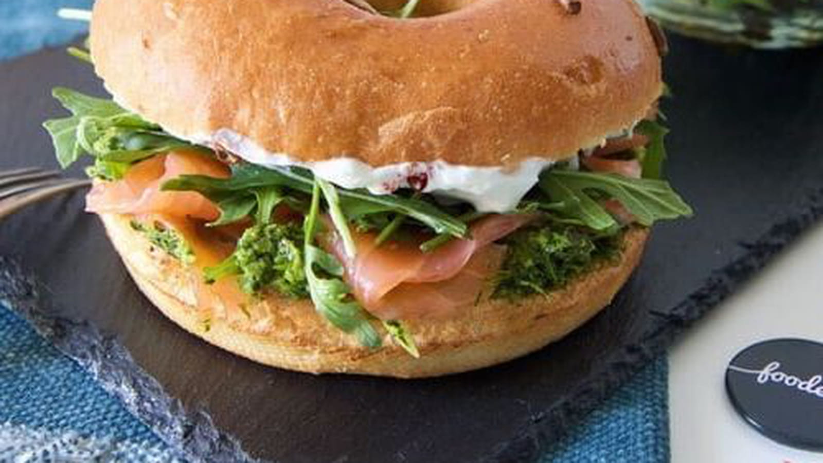 Bagel au saumon fumé artisanal et pesto d'aneth