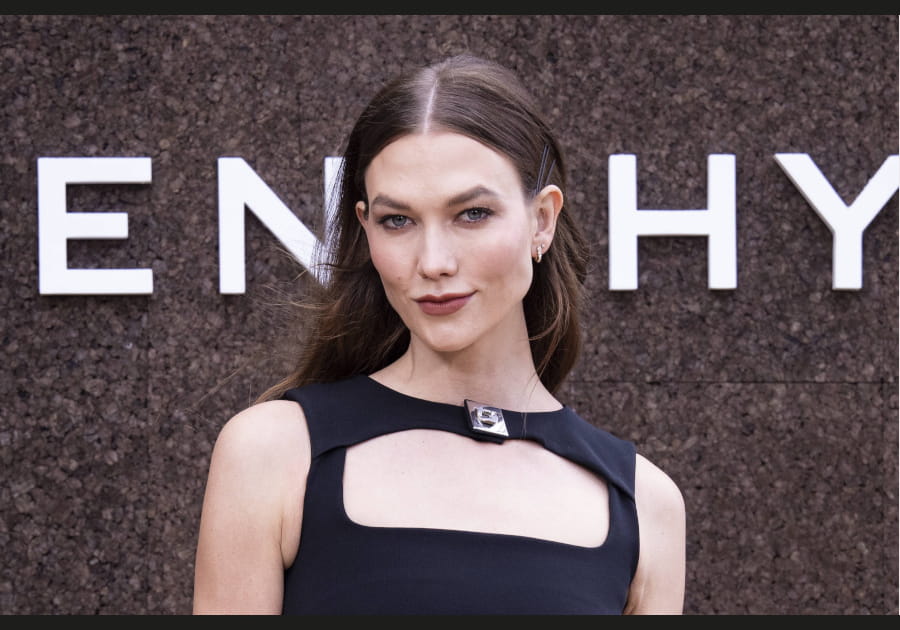 La raie au milieu de Karlie Kloss