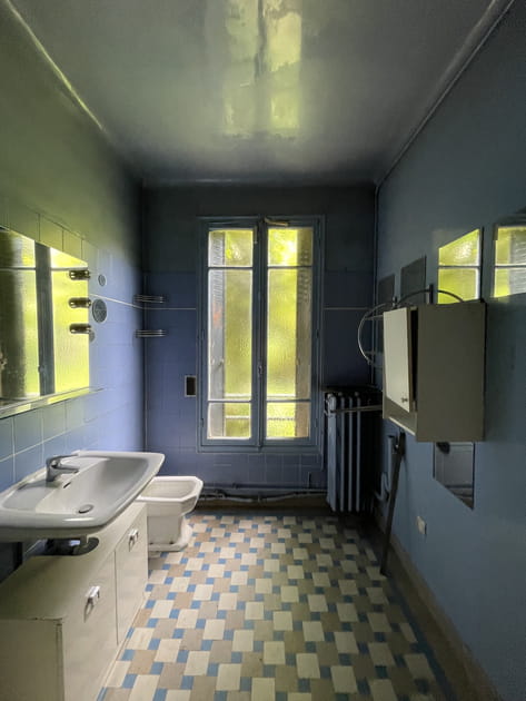 Avant&nbsp;: une fen&ecirc;tre salle de bains assombrie par la peinture