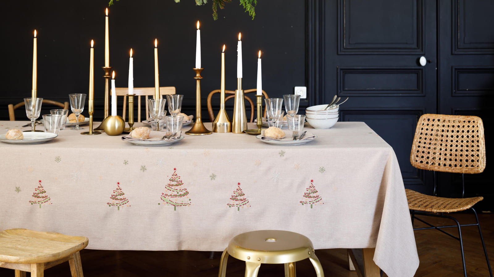 Nappe avec des sapins