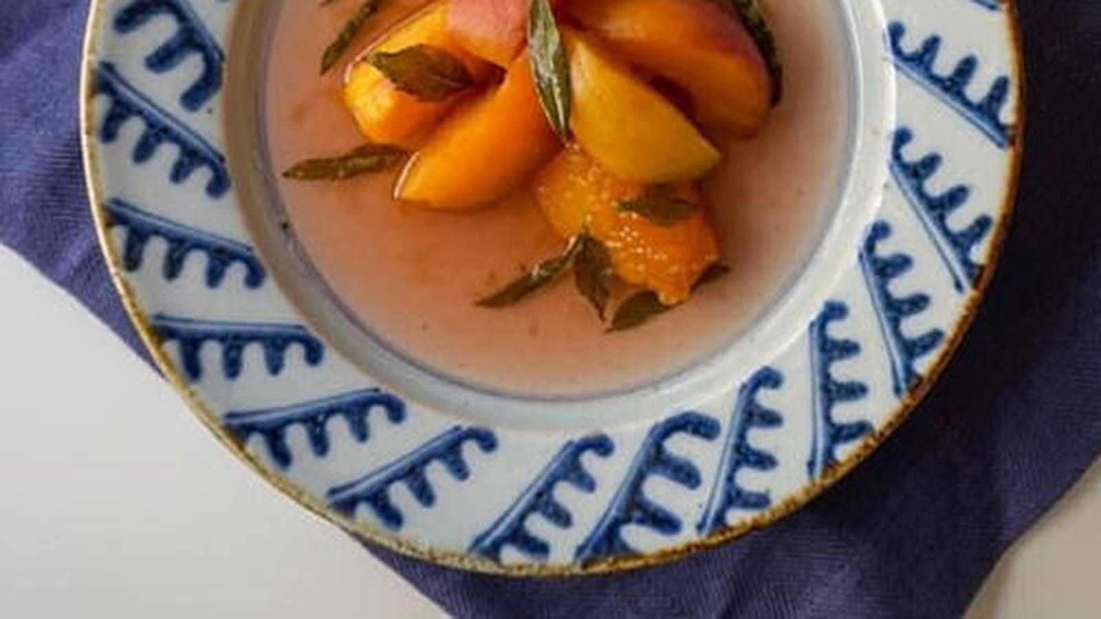 Soupe de pêches parfumée à la verveine
