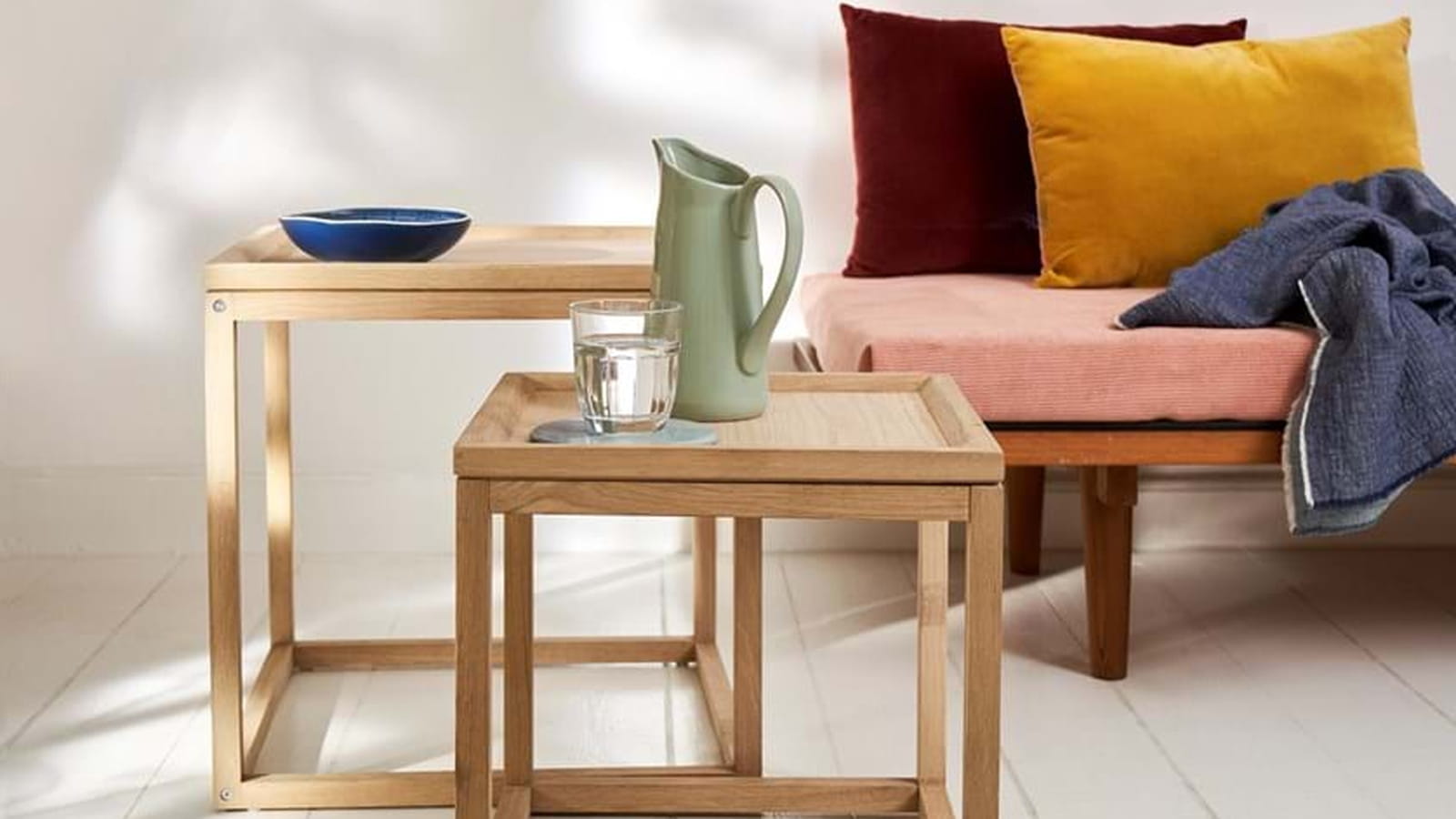 Une table basse en bois à deux dimensions