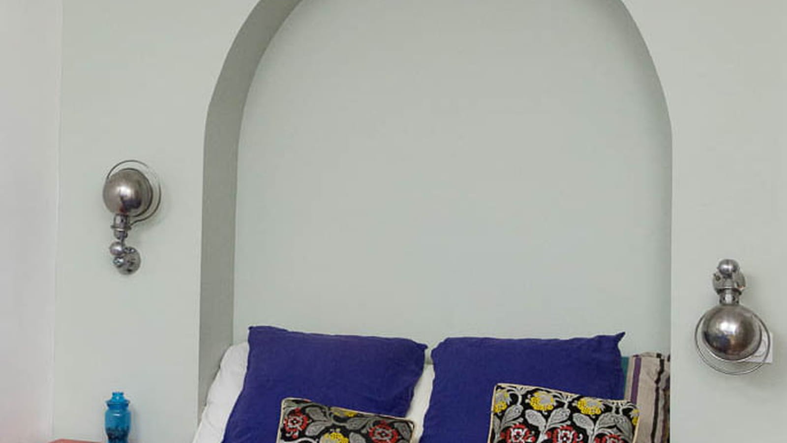 Dans la chambre en alcôve 