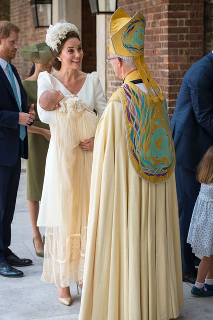 Kate Middleton en robe cr&egrave;me Alexander McQueen et chapeau Jane Taylor