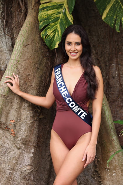 Miss France 2025 : Manon Le Maou, Miss Franche-Comté 2024 pose en maillot de bain