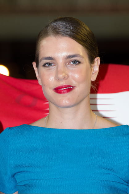 Le chignon lustr&eacute;  de Charlotte Casiraghi