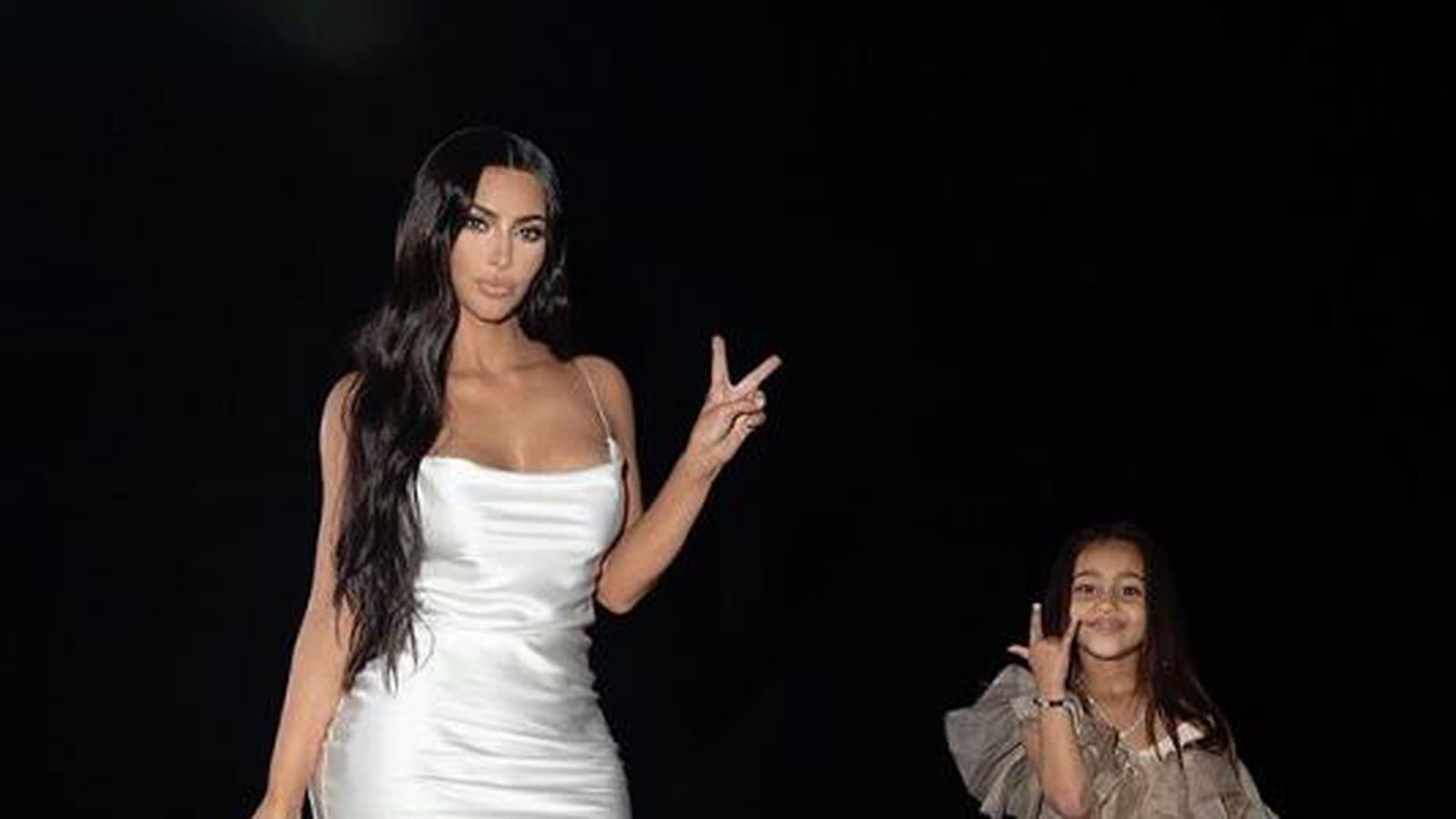 Kim Kardashian tape la pose avec sa fille North