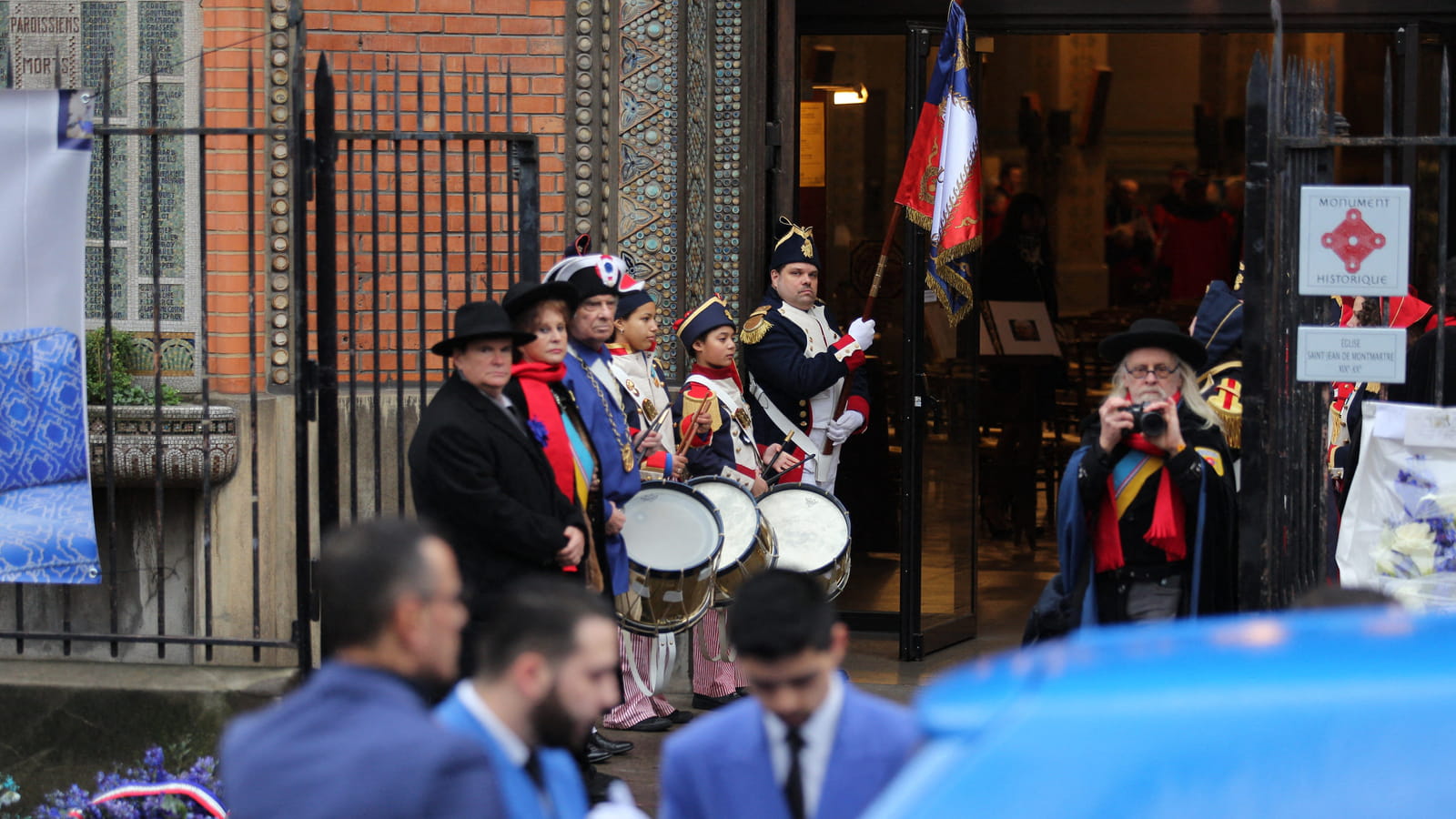 Le corbillard bleu-roi arrive devant l'église Saint-Jean de Montmartre 