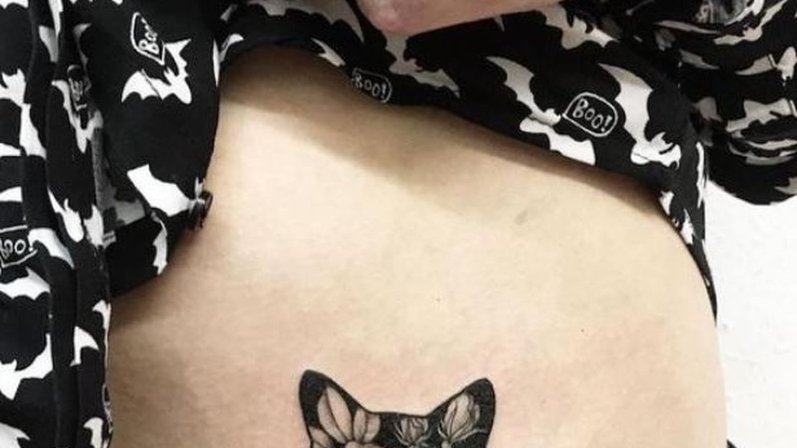Tête de chat fleurie sur l'aine