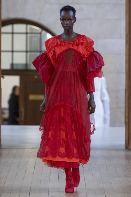 Robe rouge &agrave; volants aper&ccedil;ue sur le d&eacute;fil&eacute; Bora Aksu