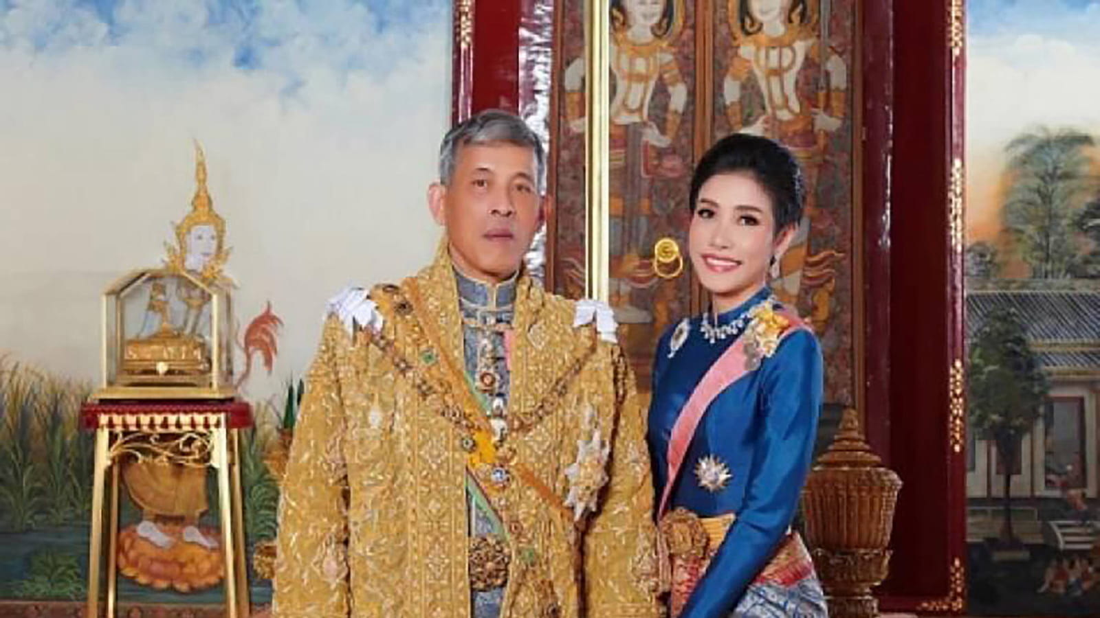 Rama X et Sineenat "Koi" Wongvajirapakdi