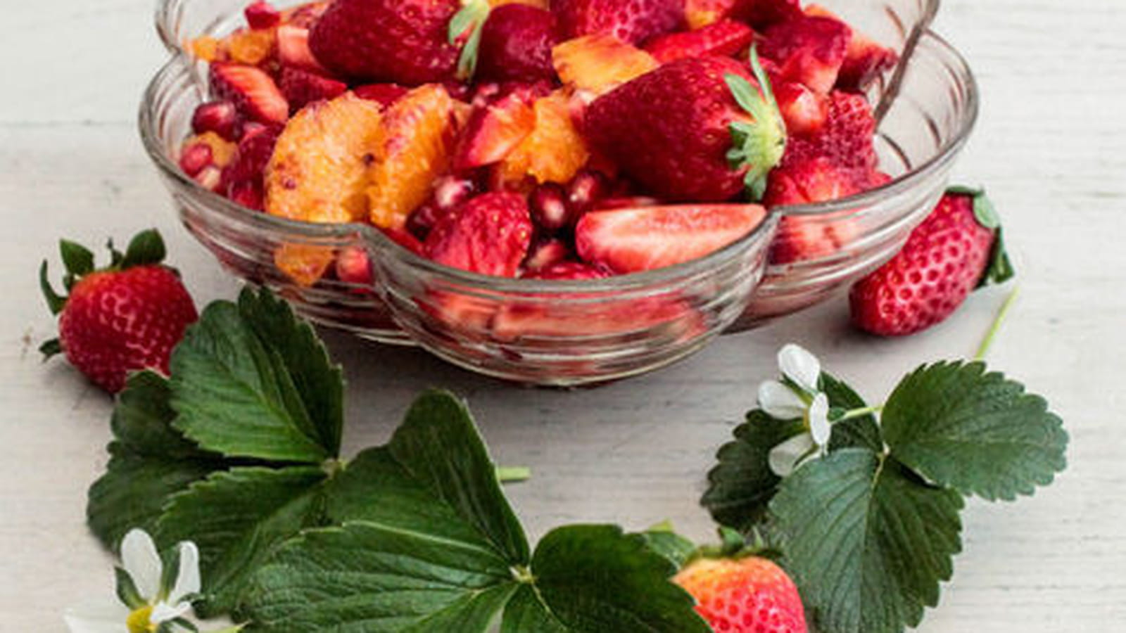 Salade de fraises, grenade et orange à l'eau de rose
