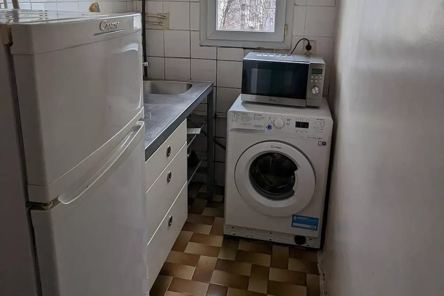 Avant-après : cette cuisine en couloir datée s'ouvre maintenant sur le salon