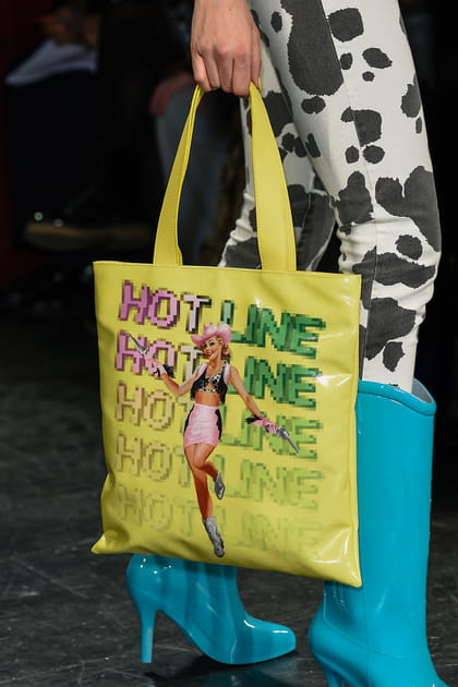 Le tote bag hotline du d&eacute;fil&eacute; Jeremy Scott