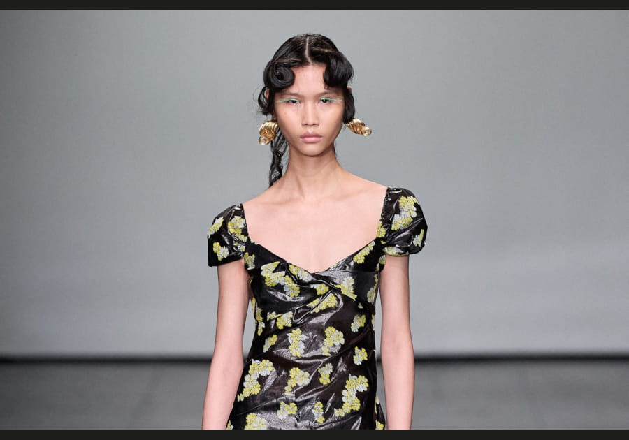 La frange boucl&eacute;e de Yuhan Wang