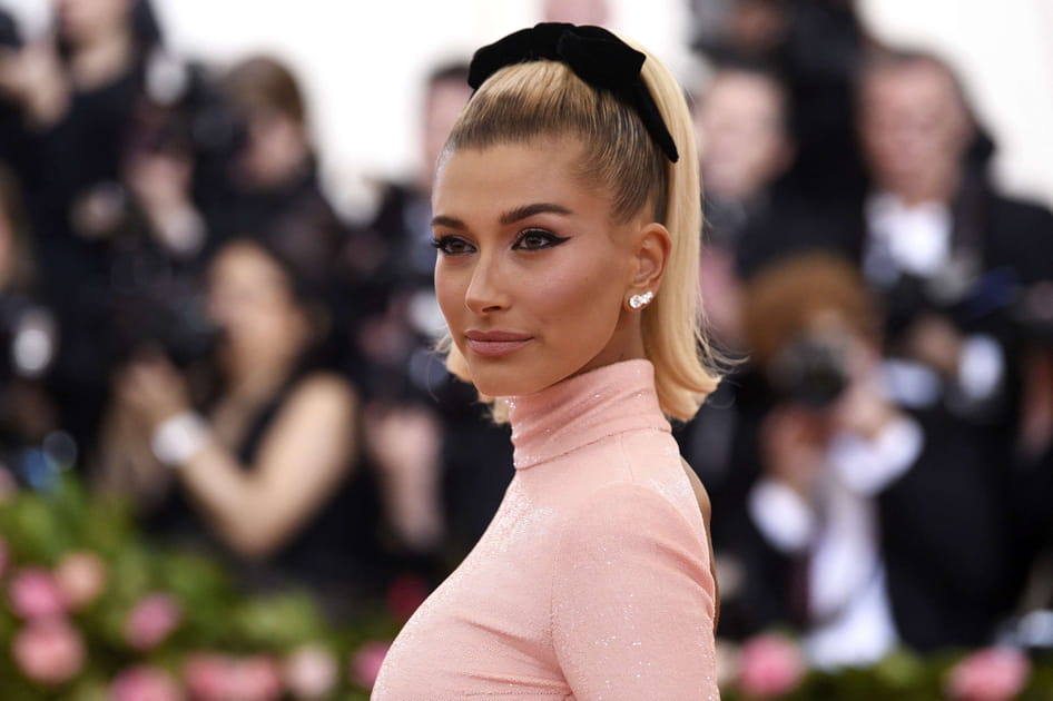 Hailey Bieber avec un chouchou noir en n&oelig;ud papillon sur une queue-de-cheval