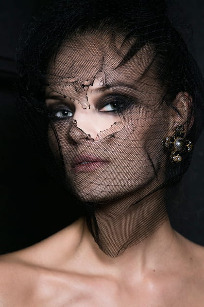 La voilette br&ucirc;l&eacute;e du d&eacute;fil&eacute; Moschino