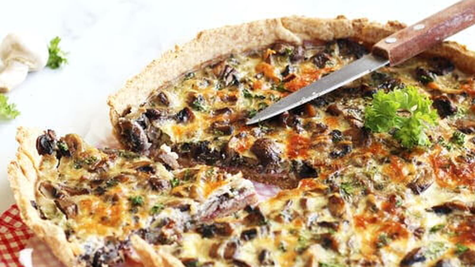 Quiche aux champignons, jambon et persil