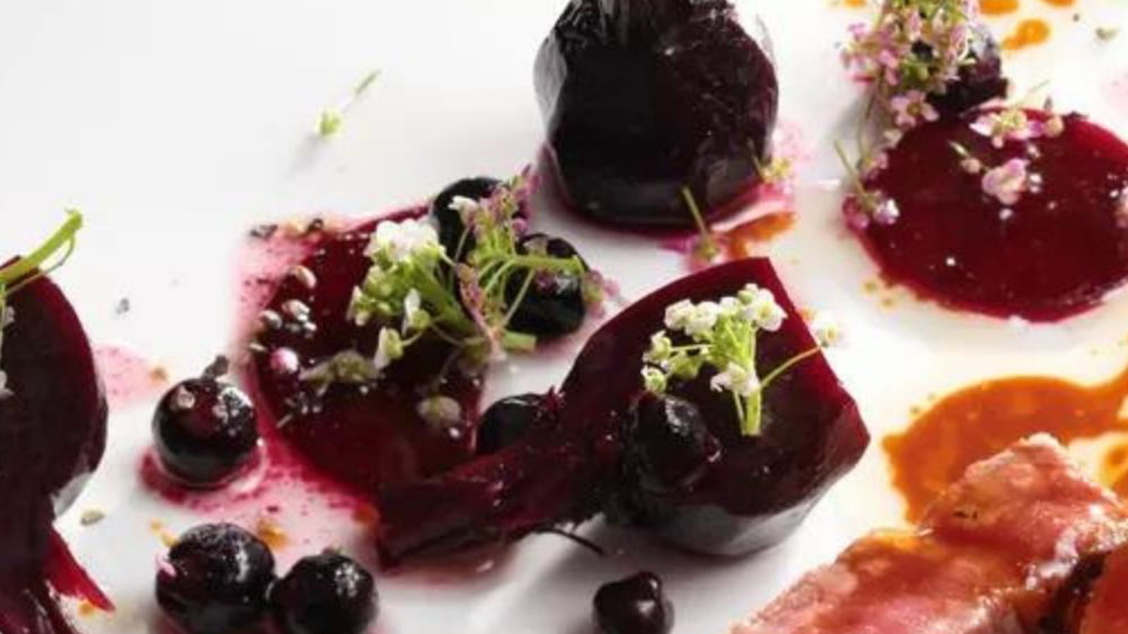 Fines tranches d'entrecôte, betteraves, baies de cassis et tuile au poivre