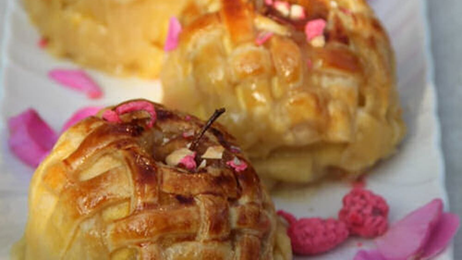 Pommes feuilletées, coeur de confiture de poire et pralines roses