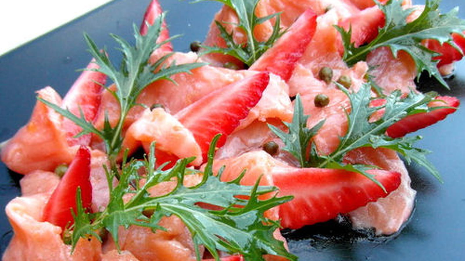 Carpaccio de saumon, fraises et poivre vert, sauce aux agrumes