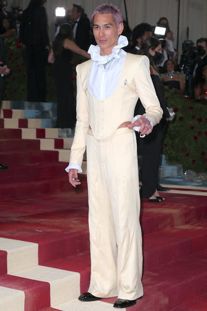 Evan Mock en costume pastel avec une chemise blanche &agrave; collerette