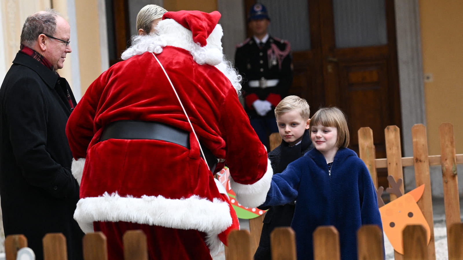Charlene, Jacques, Gabriella et Albert de Monaco face au Père Noël au palais