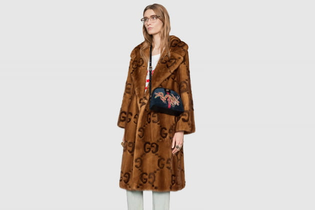 Manteau logo en fourrure de Gucci