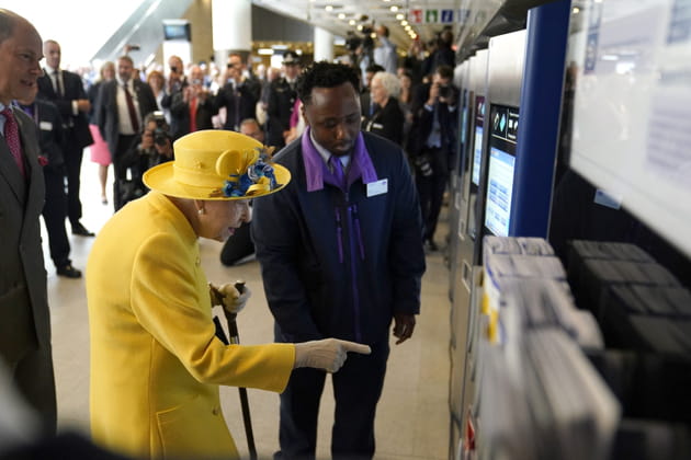 Elisabeth II &agrave; la gare de Paddington &agrave; Londres, le 17&nbsp;mai
