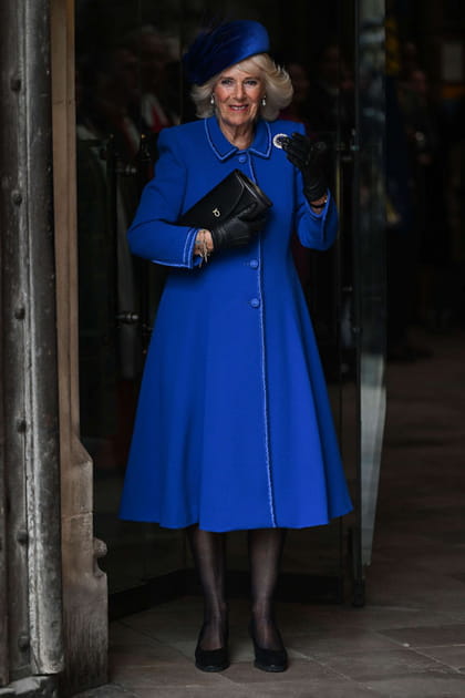 Camilla Parker-Bowles en manteau bleu à boutons et gants en cuir