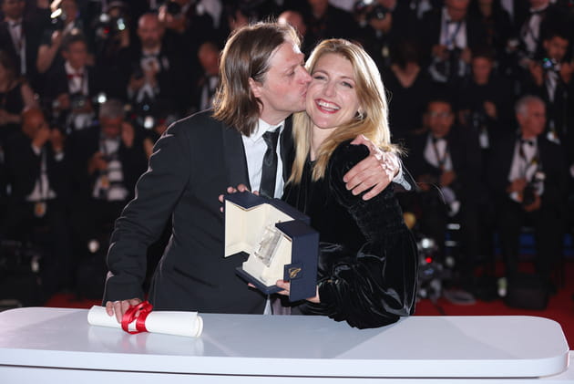 Felix Van Groeningen et Charlotte Vandermeersch re&ccedil;oivent la palme d'Or pour "Les Huit Montagnes"