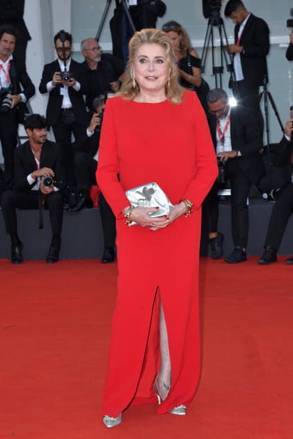 Catherine Deneuve en longue robe rouge