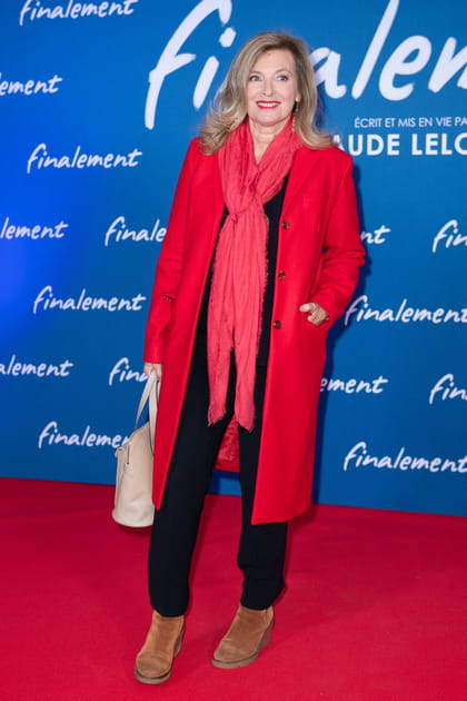 Valerie Trierweiler en manteau rouge et &eacute;charpe assortie