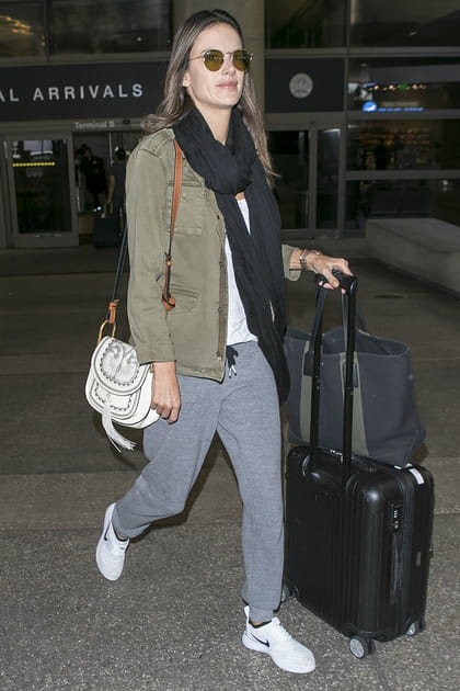 Alessandra Ambrosio en veste kaki