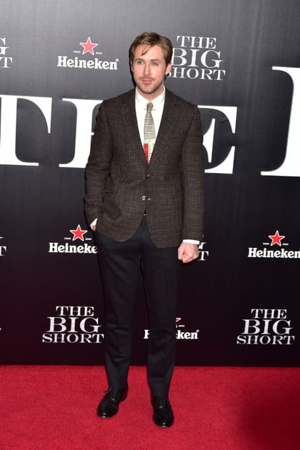 Ryan Gosling en cravate originale et costume noir