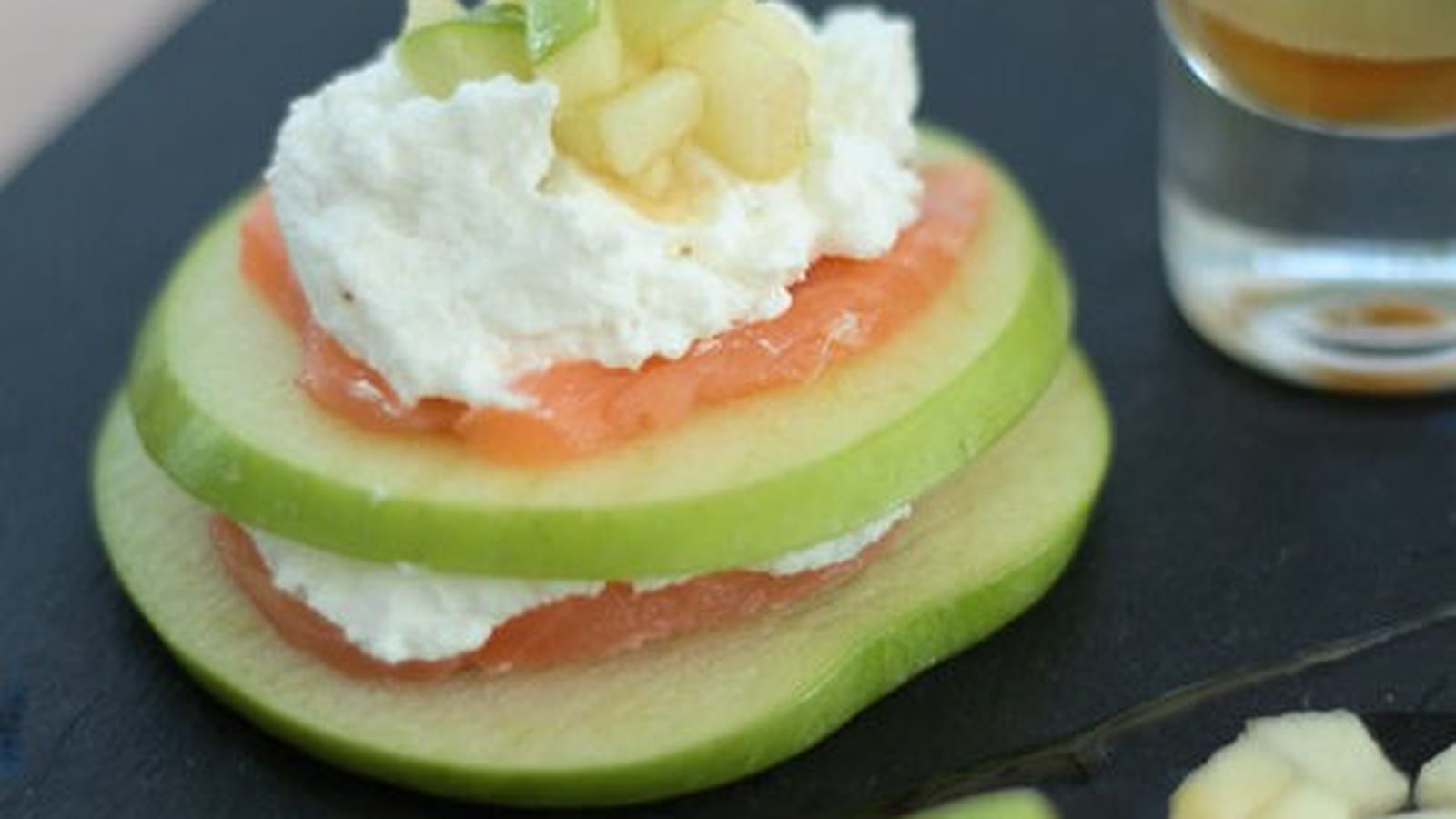 Mille-feuille printanier à la pomme, truite fumée, miel et chèvre frais