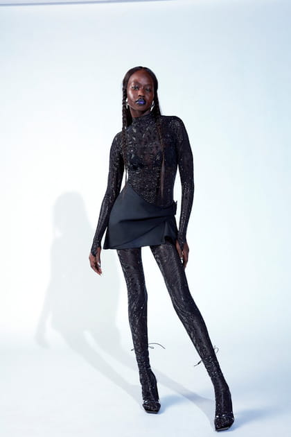 Combinaison pailletée moulante et jupe à nouer issues de la collaboration Mugler H&M